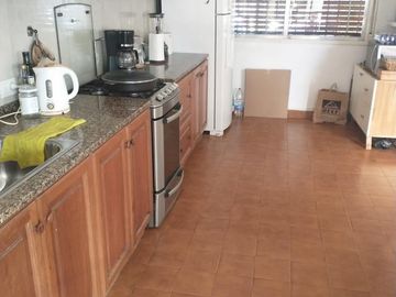Excelente casa 4 domitorios, garage, patio, parrilla, escritorio en Olivos,reciclada, muy luminosa.