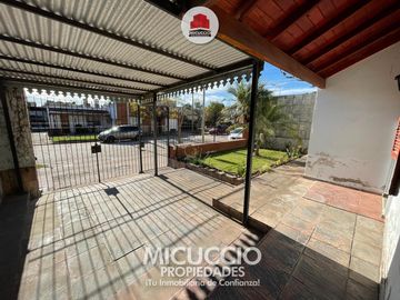 Casa en venta, Hipólito Yrigoyen 188, a metros de Av. 25 de mayo, Escobar centro