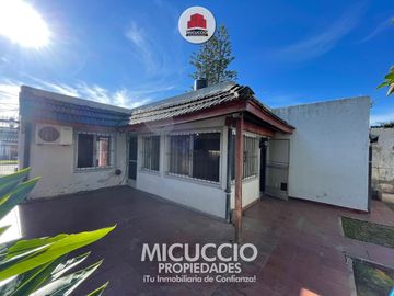 Casa en venta, Hipólito Yrigoyen 188, a metros de Av. 25 de mayo, Escobar centro