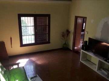 Excelente Chalet en Zona Residencial!! Azcuénaga 780, Monte Grande.-