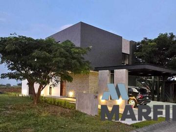 Espectacular Residencia en Venta en Club Altozano Colima