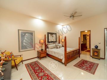 CASA MODERNA EN VENTA EN CUMBRES DEL LAGO JURIQUILLA CON ALBERCA Y SUPER EQUIPADA