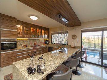 CASA MODERNA EN VENTA EN CUMBRES DEL LAGO JURIQUILLA CON ALBERCA Y SUPER EQUIPADA
