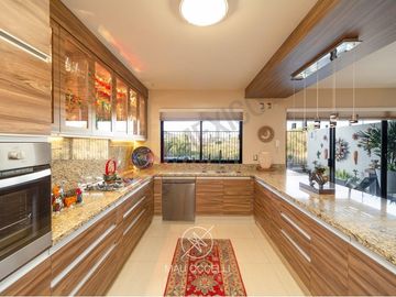 CASA MODERNA EN VENTA EN CUMBRES DEL LAGO JURIQUILLA CON ALBERCA Y SUPER EQUIPADA