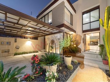 CASA MODERNA EN VENTA EN CUMBRES DEL LAGO JURIQUILLA CON ALBERCA Y SUPER EQUIPADA