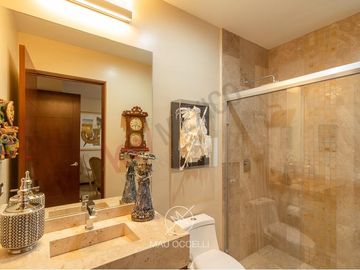 CASA MODERNA EN VENTA EN CUMBRES DEL LAGO JURIQUILLA CON ALBERCA Y SUPER EQUIPADA
