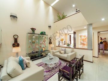 CASA MODERNA EN VENTA EN CUMBRES DEL LAGO JURIQUILLA CON ALBERCA Y SUPER EQUIPADA