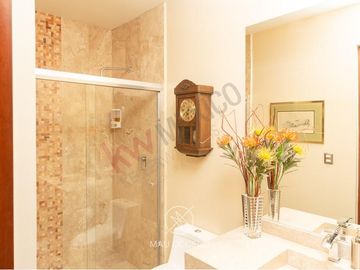 CASA MODERNA EN VENTA EN CUMBRES DEL LAGO JURIQUILLA CON ALBERCA Y SUPER EQUIPADA