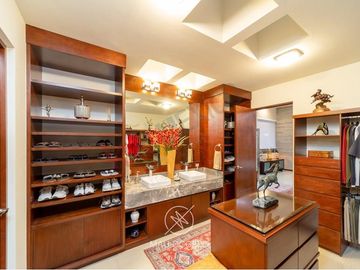 CASA MODERNA EN VENTA EN CUMBRES DEL LAGO JURIQUILLA CON ALBERCA Y SUPER EQUIPADA