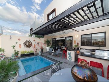 CASA MODERNA EN VENTA EN CUMBRES DEL LAGO JURIQUILLA CON ALBERCA Y SUPER EQUIPADA