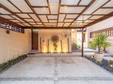 CASA MODERNA EN VENTA EN CUMBRES DEL LAGO JURIQUILLA CON ALBERCA Y SUPER EQUIPADA