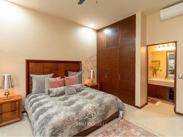CASA MODERNA EN VENTA EN CUMBRES DEL LAGO JURIQUILLA CON ALBERCA Y SUPER EQUIPADA