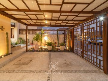 CASA MODERNA EN VENTA EN CUMBRES DEL LAGO JURIQUILLA CON ALBERCA Y SUPER EQUIPADA