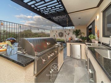 CASA MODERNA EN VENTA EN CUMBRES DEL LAGO JURIQUILLA CON ALBERCA Y SUPER EQUIPADA