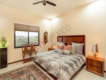 CASA MODERNA EN VENTA EN CUMBRES DEL LAGO JURIQUILLA CON ALBERCA Y SUPER EQUIPADA