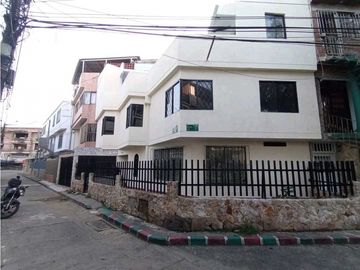 SE VENDE Casa Unifamiliar de 3 Niveles en Colinas del Sur / JV