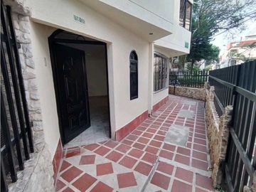 SE VENDE Casa Unifamiliar de 3 Niveles en Colinas del Sur / JV