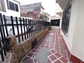 SE VENDE Casa Unifamiliar de 3 Niveles en Colinas del Sur / JV