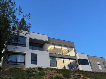 Se vende hermosa casa campestre en Guarne