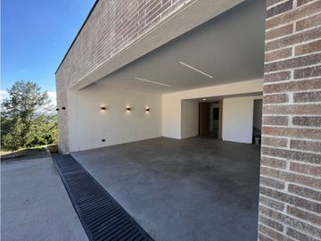 Se vende hermosa casa campestre en Guarne