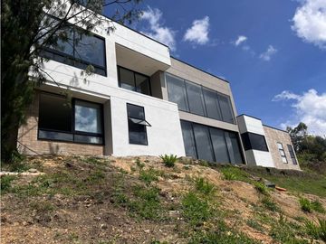 Se vende hermosa casa campestre en Guarne