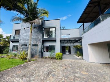 HERMOSA CASA EN LLANOGRANDE RIONEGRO SECTOR CLUB CAMPESTRE