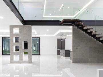 RESIDENCIA MINIMALISTA EN BOSQUES DEL LAGO