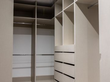 RESIDENCIA MINIMALISTA EN BOSQUES DEL LAGO