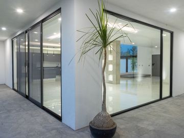 RESIDENCIA MINIMALISTA EN BOSQUES DEL LAGO