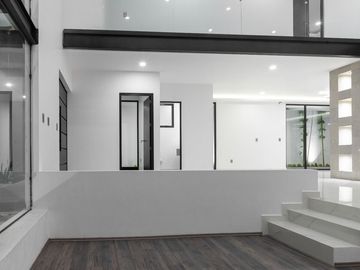 RESIDENCIA MINIMALISTA EN BOSQUES DEL LAGO