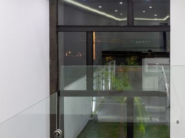RESIDENCIA MINIMALISTA EN BOSQUES DEL LAGO