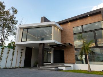 RESIDENCIA MINIMALISTA EN BOSQUES DEL LAGO