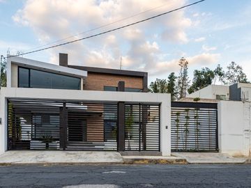 RESIDENCIA MINIMALISTA EN BOSQUES DEL LAGO