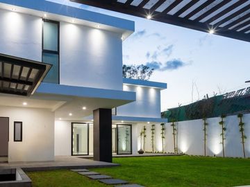 RESIDENCIA MINIMALISTA EN BOSQUES DEL LAGO