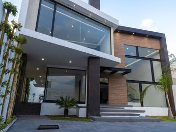 RESIDENCIA MINIMALISTA EN BOSQUES DEL LAGO