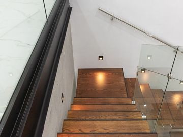 RESIDENCIA MINIMALISTA EN BOSQUES DEL LAGO