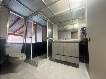 CASA EN VENTA UNIFAMILIAR  CON PISCINA EN EL VELODROMO.