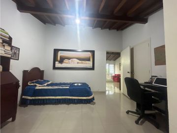 CASA EN VENTA UNIFAMILIAR  CON PISCINA EN EL VELODROMO.