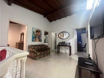 CASA EN VENTA UNIFAMILIAR  CON PISCINA EN EL VELODROMO.
