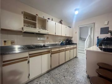 CASA EN VENTA UNIFAMILIAR  CON PISCINA EN EL VELODROMO.