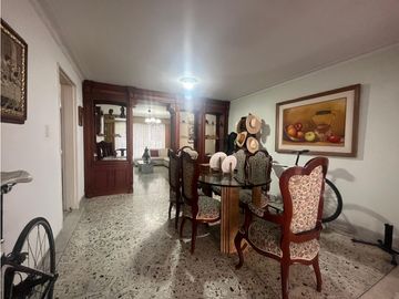 CASA EN VENTA UNIFAMILIAR  CON PISCINA EN EL VELODROMO.
