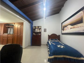 CASA EN VENTA UNIFAMILIAR  CON PISCINA EN EL VELODROMO.