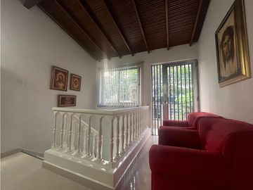 CASA EN VENTA UNIFAMILIAR  CON PISCINA EN EL VELODROMO.