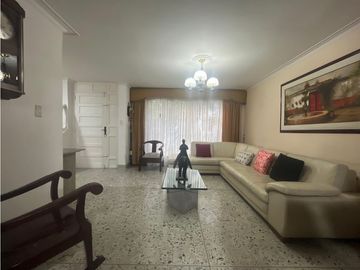 CASA EN VENTA UNIFAMILIAR  CON PISCINA EN EL VELODROMO.