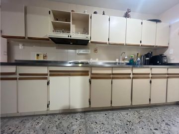 CASA EN VENTA UNIFAMILIAR  CON PISCINA EN EL VELODROMO.