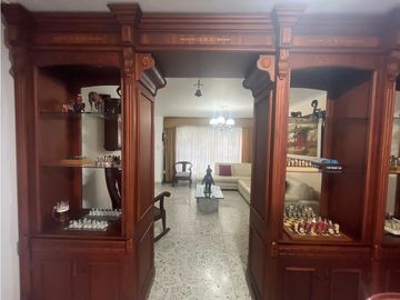 CASA EN VENTA UNIFAMILIAR  CON PISCINA EN EL VELODROMO.