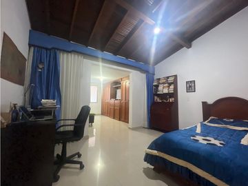 CASA EN VENTA UNIFAMILIAR  CON PISCINA EN EL VELODROMO.