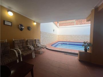CASA EN VENTA UNIFAMILIAR  CON PISCINA EN EL VELODROMO.