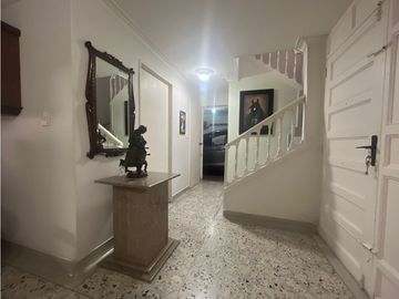 CASA EN VENTA UNIFAMILIAR  CON PISCINA EN EL VELODROMO.