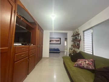 CASA EN VENTA UNIFAMILIAR  CON PISCINA EN EL VELODROMO.